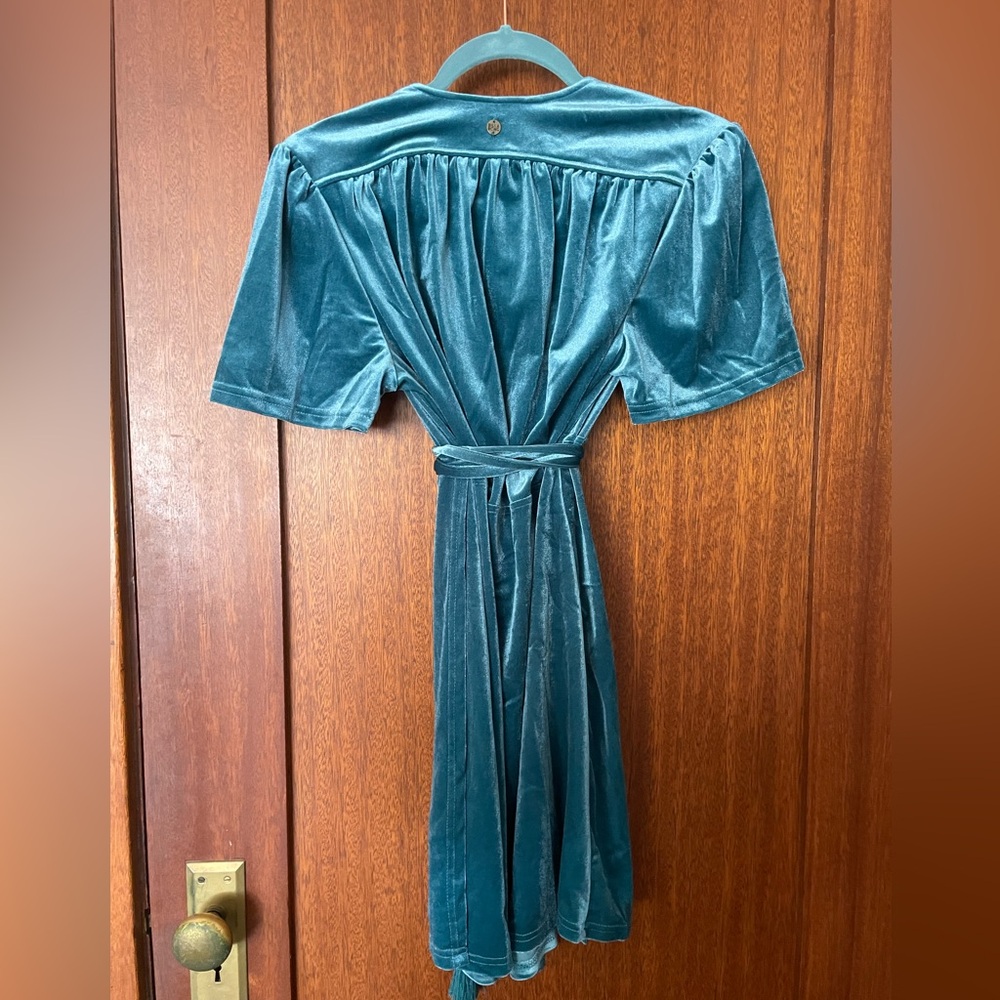 MOVING SALE! Amazing blue velvet Billabong wrap dress. Never worn! Size L - Picture 6 of 9